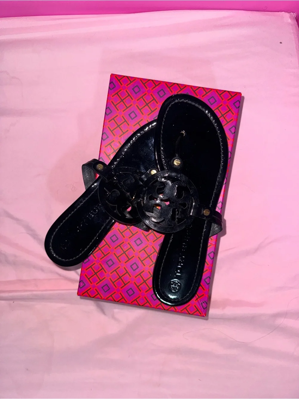 Tory Burch Women’s Black Leather Logo-Accent Thong Sandals